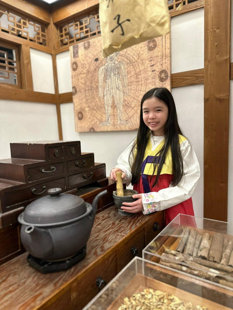 Con gái Phương Trinh Jolie diện trang phục truyền thống Hàn Quốc.