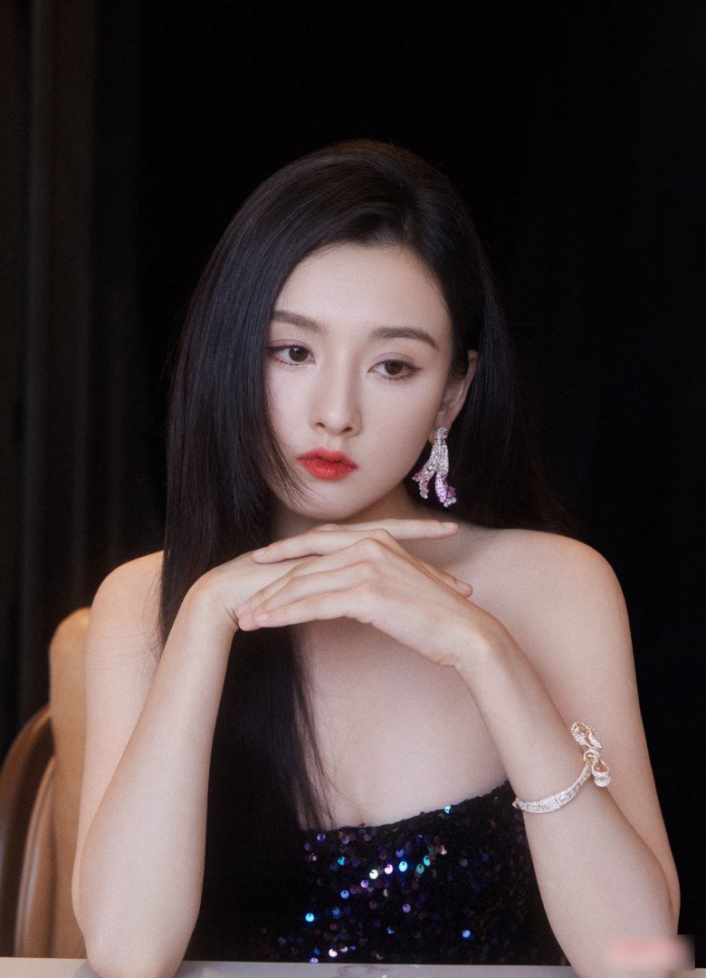 Sau scandal trốn thuế, sự nghiệp của Tống Tổ Nhi lao đao.