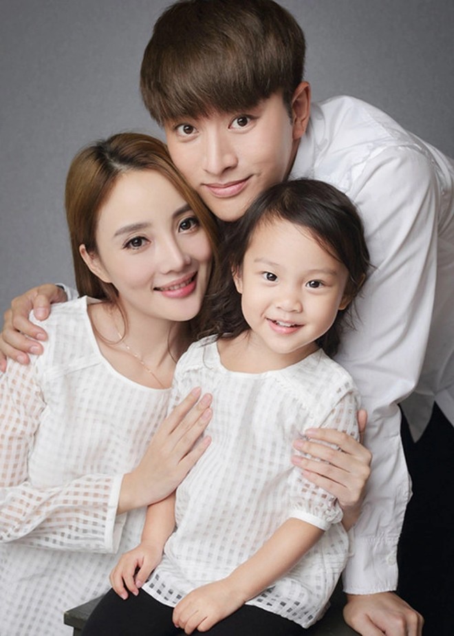 Điềm Hinh là con gái của Lý Tiểu Lộ và Giả Nãi Lượng.