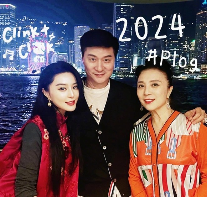 Phạm Băng Băng đón Tết Dương lịch với bố mẹ tại Hong Kong.