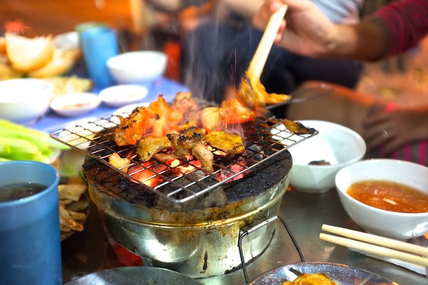 Không quản lý bệnh nền, cộng với chế độ ăn uống, sinh hoạt không lành mạnh có thể gây suy thận. Ảnh minh họa. 