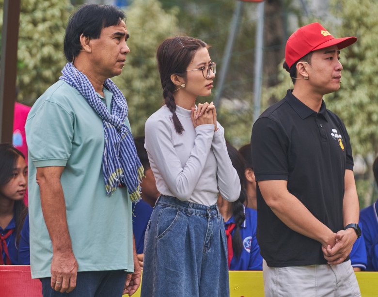 Quyền Linh, Đỗ Duy Nam, Ngọc Huyền xúc động vì hoàn cảnh và ý chí của các em nhỏ.