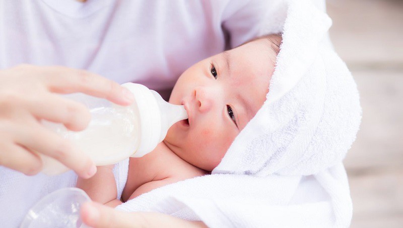 Như chúng ta đều biết, khả năng tiêu hóa của trẻ có hạn, vì vậy việc cho trẻ uống lượng sữa quá nhiều hay quá ít đều gây hại nhất định cho sự tăng trưởng và phát triển của trẻ.


