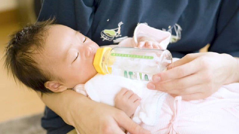 Nếu trẻ uống quá nhiều sữa sẽ làm tăng gánh nặng cho đường tiêu hóa, khiến cơ thể trở nên nặng nề, khó hấp hấp thụ được các chất dinh dưỡng. Trong khi đó, trẻ uống sữa quá ít có thể làm chậm quá trình tăng trưởng. 
