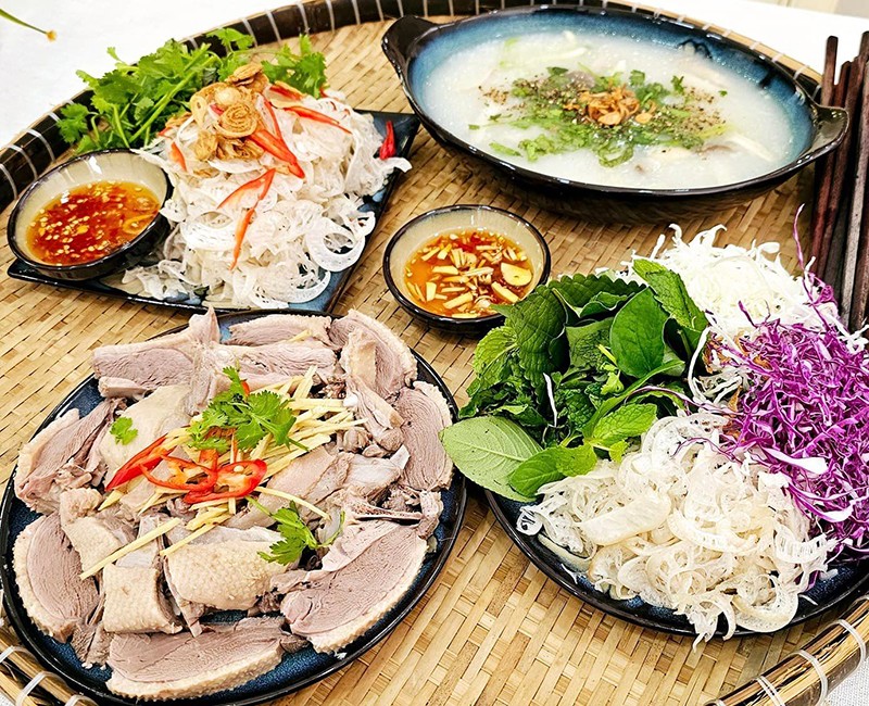 Mỗi khi vào bếp, chị sẽ nấu cho 4 người ăn. Nếu nấu tiệc, chị còn có thể làm được 5 bàn. Nhờ nấu ăn quen tay, sắp xếp công việc khoa học nên khi nấu ăn chị chỉ mất khoảng 60 phút. Bữa nào cầu kỳ có thể lên tới 2 tiếng.
