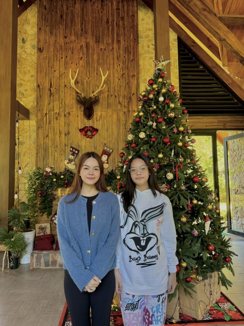 Đứng cạnh Tuệ Lâm, Phạm Quỳnh Anh có phần lép vế hơn con gái.