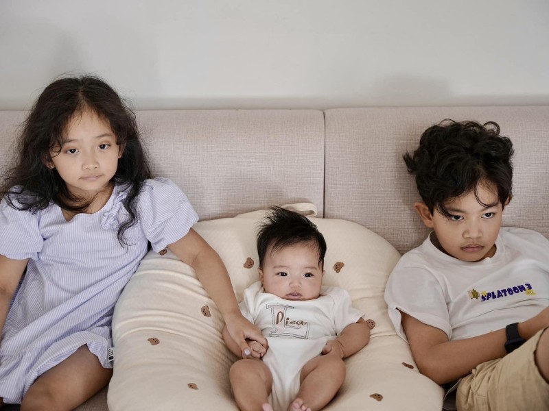 Ngoài ra trên trang cá nhân, Khánh Thi còn đăng tải hình ảnh 3 con đang ngồi đầy trầm tư. Có vẻ vì ba mẹ đều vắng nhà nên các nhóc tì đều thể hiện nét mặt không vui.
