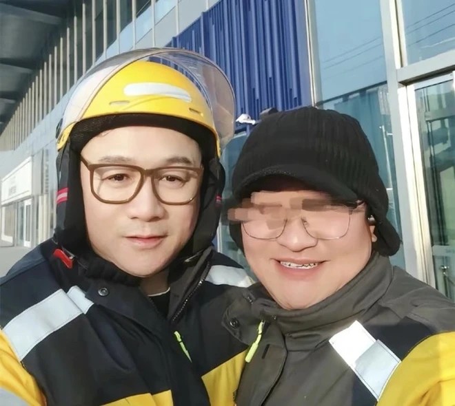 Cao Hổ chụp hình cùng với khán giả hâm mộ.