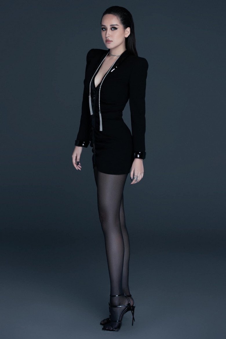 Mỗi khi lên đồ, vẻ đẹp đôi chân luôn được chú ý đầu tiên. Vừa dài, vừa thon nhỏ, lại còn thẳng tắp của Mai Phương Thúy chính xác là đôi chân mà bao người phải mơ ước.