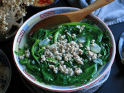 Sức khỏe - Loại rau giàu canxi và vitamin C, ăn một bữa tốn vài nghìn lẻ mà lợi đủ đường nhưng ai huyết áp thấp nên tránh