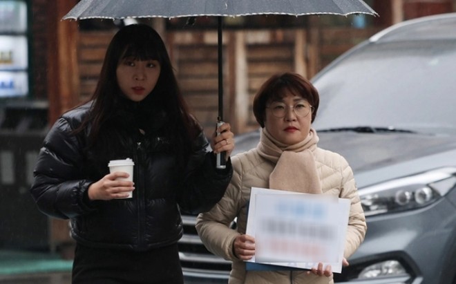 Các thành viên của Hiệp hội phòng chống lạm dụng trẻ em Hàn Quốc đã đến Sở cảnh sát Seoul Yeungdeungpo khiếu nại.