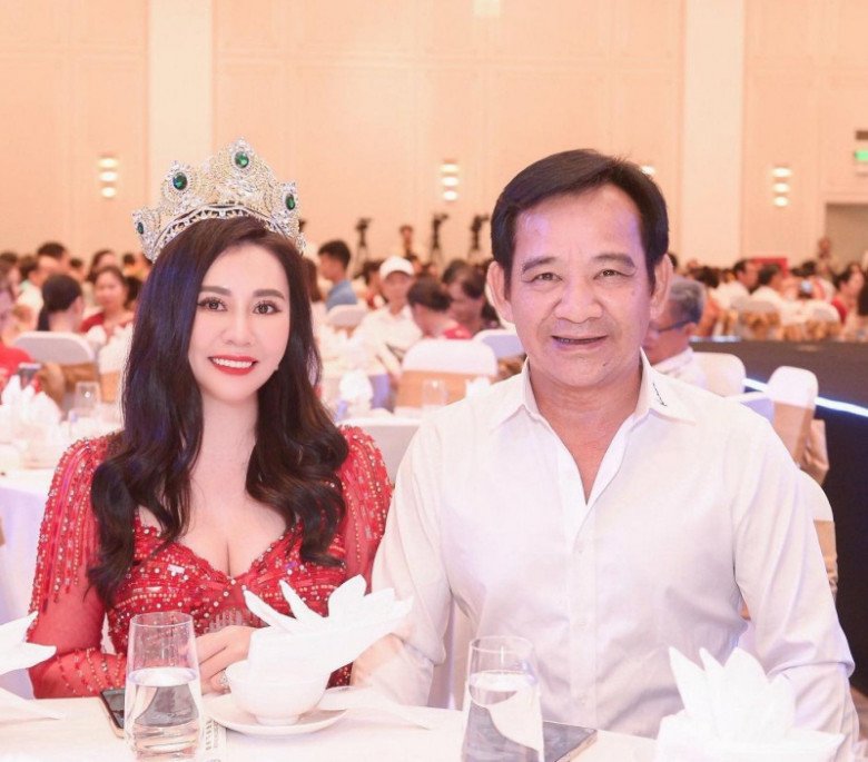 Hoa hậu Phan Kim Oanh và NSƯT Quang Tèo bị đồn có mối quan hệ trên mức đồng nghiệp vì quá thân thiết.
