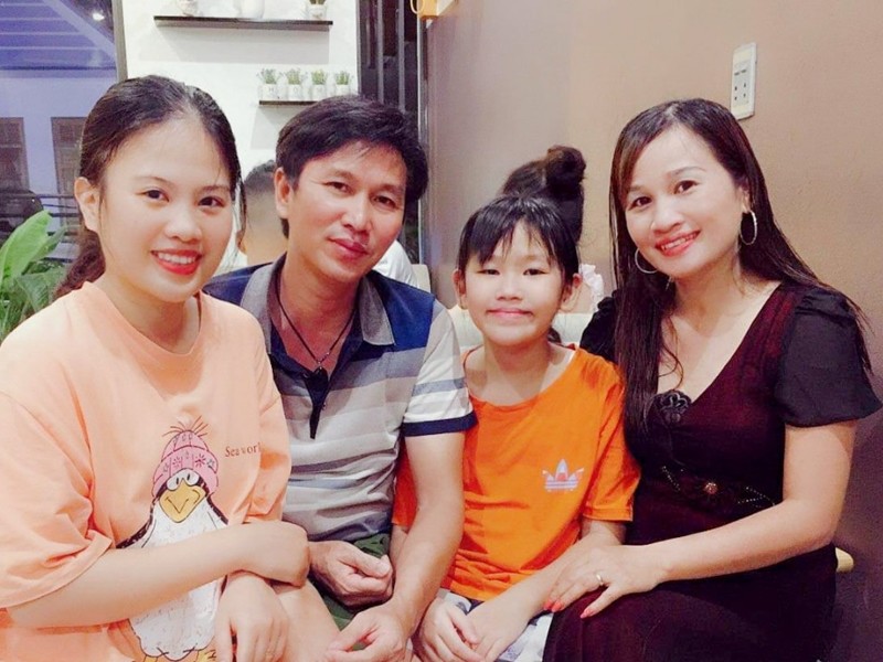 Gia đình hạnh phúc của cô làm nhiều người ngưỡng mộ. Hiện con gái út của Lê Thị Dần còn đi học, trong khi con gái lớn đã lấy chồng vài năm nay. Nữ diễn viên đã lên chức bà ngoại.
