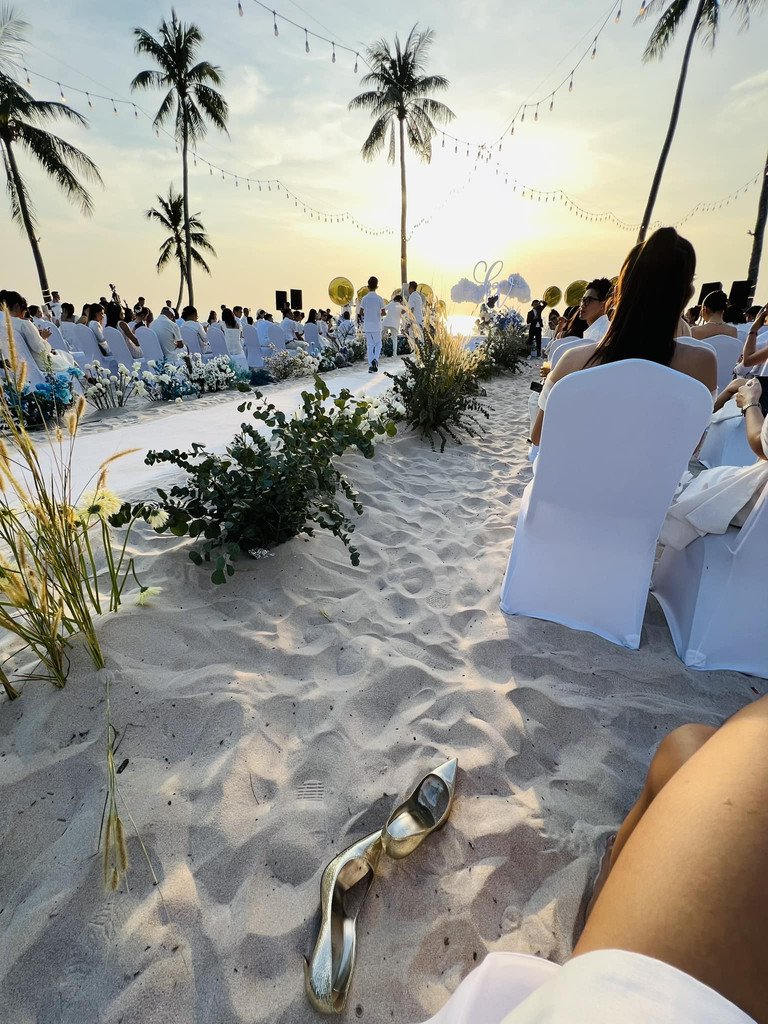 Khung cảnh hôn lễ chuẩn cổ tích của cặp đôi.