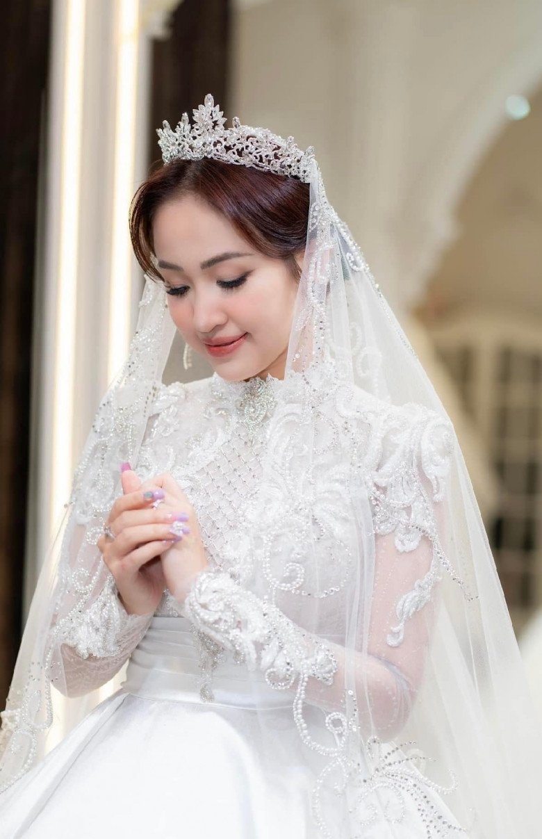 Vân Hugo lần thứ 2 mặc váy cưới sau nhiều năm đổ vỡ hôn nhân với chồng cũ.