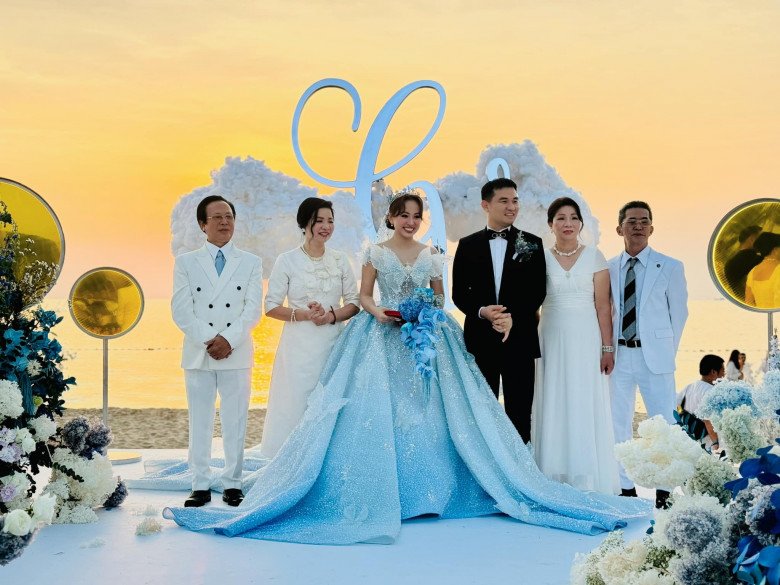 Cô dâu - chú rể hạnh phúc bên nhau, đứng cạnh là bố mẹ 2 bên.