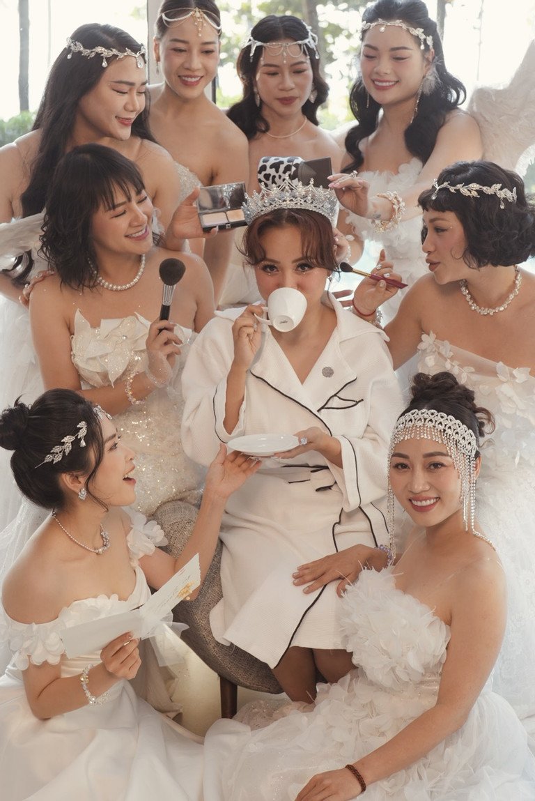 Từ sớm, người đẹp đã chuẩn bị cho ngày trọng đại.