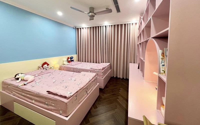 Phòng ngủ của 2 cô con gái Tự Long phủ gam màu hồng dễ thương. Các bé cũng có tủ liền bàn học gọn gàng, ngăn nắp.
