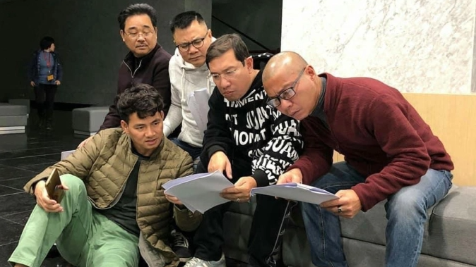 Bức ảnh Ngọc Hoàng và các Táo chăm chú đọc kịch bản khiến cư dân mạng xôn xao