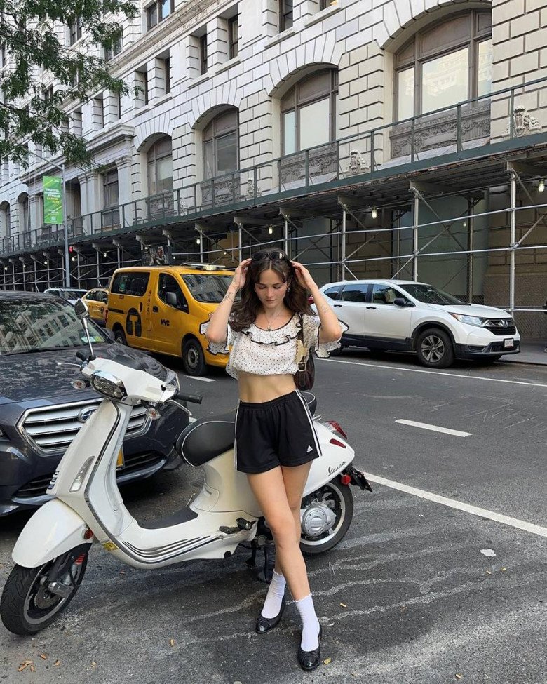 Quần thể thao cũng có thể đi với áo điệu đà, tạo nên sự phối hợp thú vị, phá cách hơn.