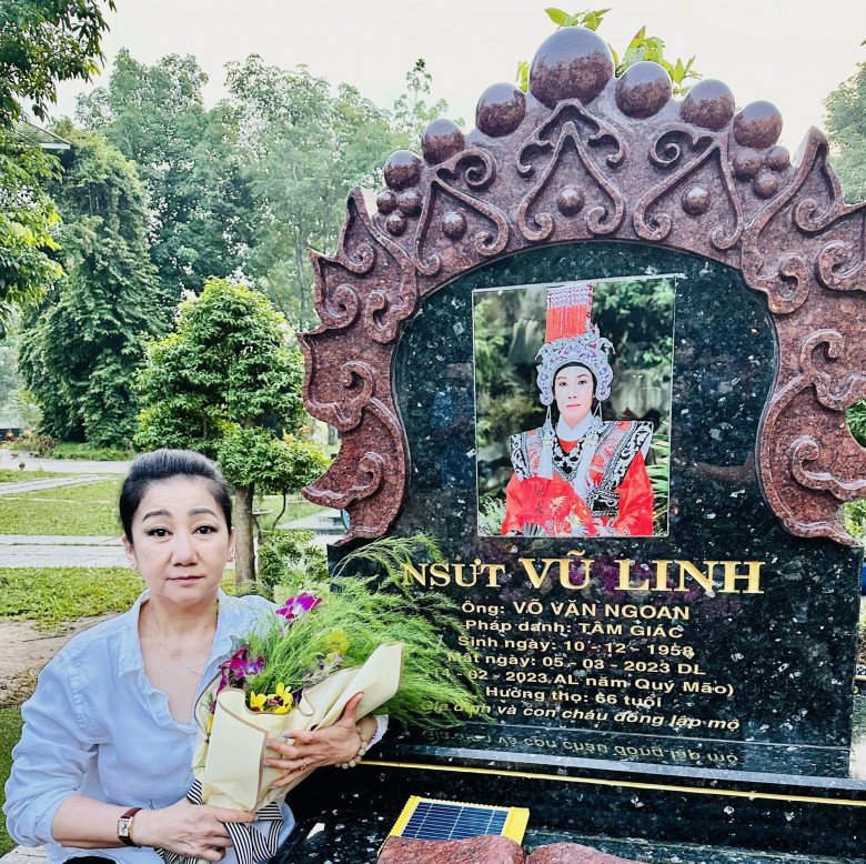 Khi NSƯT Vũ Linh qua ᵭời, Thanh Thanh Tȃm từng lặng lẽ vḕ Việt Nam thắp nén hương cho ᵭṑng nghiệp.