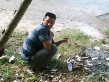 Hai người đàn ông nghèo trúng số nhưng không được lĩnh tiền vì lý do chẳng thể ngờ, hàng xóm tiếc nuối