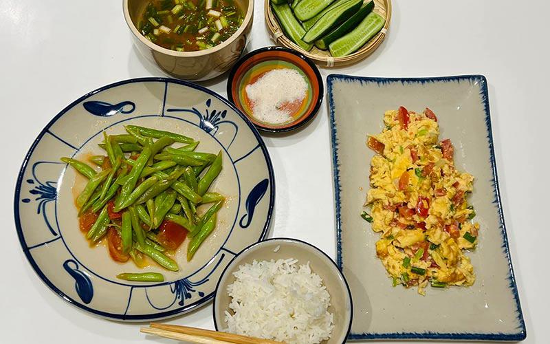 Hồng Nhung cũng tập thói quen ăn chay, cung cấp nhiều rau củ quả trong bữa ăn để thêm khoẻ mạnh từ trong ra ngoài. 
