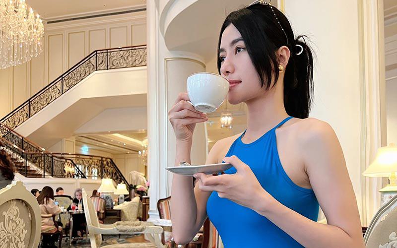 Mỹ nhân Hà Nội có thói quen thích uống trà nóng vào sáng sớm hoặc buổi chiều, cũng là cách cô làm giảm quá trình lão hoá cho da và cơ thể.
