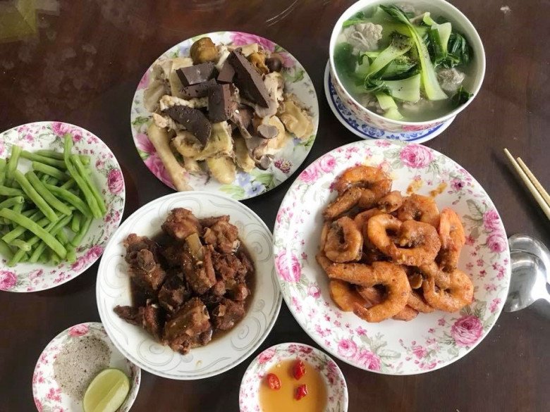 Gái 3 con Vân Trang khoe nhiều món ăn ngon như nhà hàng, từng đảm đang một mình bày cả bàn tiệc - 10