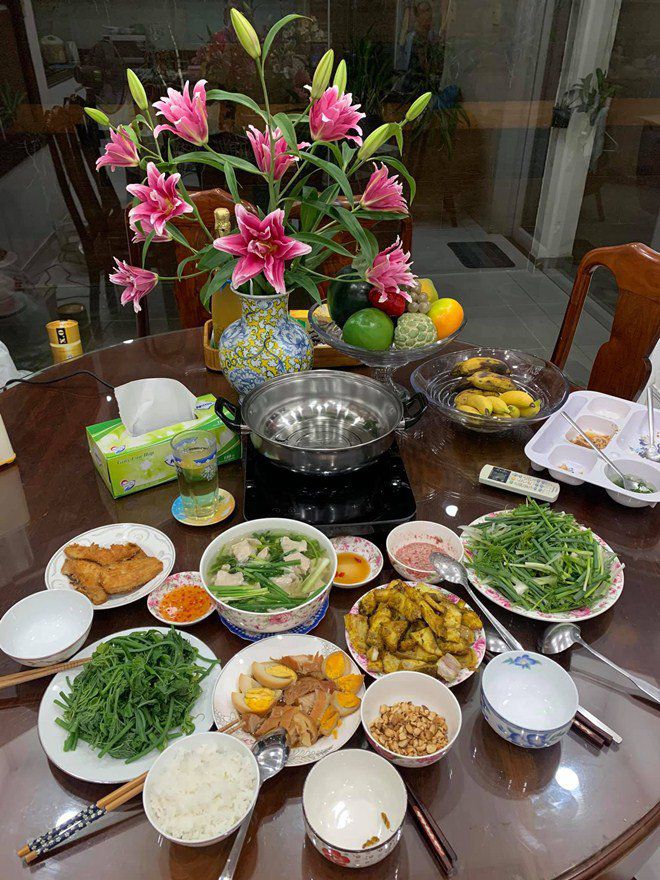 Gái 3 con Vân Trang khoe nhiều món ăn ngon như nhà hàng, từng đảm đang một mình bày cả bàn tiệc - 8