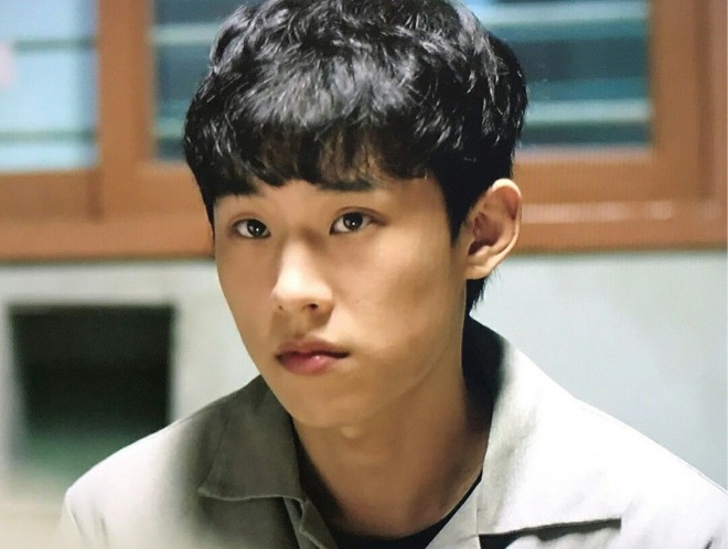 Kim Sung Cheol tham gia Đời sống ngục tù dù chỉ là vai diễn nhỏ nhưng gây chú ý. 