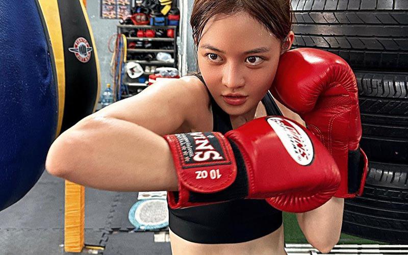 Mỹ nhân còn gắn liền cùng với boxing, một trong những bộ môn cô yêu thích và theo đuổi nhiều năm qua có tác động tốt cho sức khoẻ lẫn những vai diễn mời trong tương lai! 
