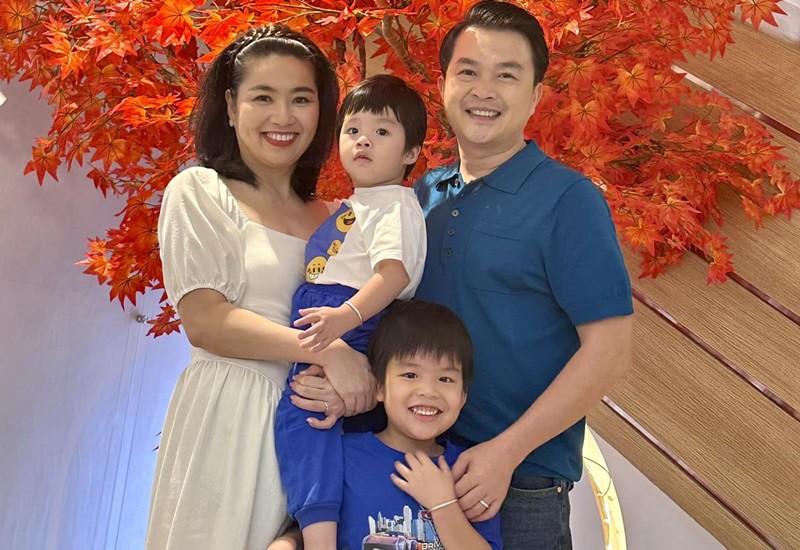 May mắn một em bé nữa là Tuấn Kha chào đời khỏe mạnh, đáng yêu và giống chồng Lê Khánh vô cùng. Tuy nhiên để có được điều đó, Lê Khánh cũng phải trải qua ca phẫu thuật kéo dài.
