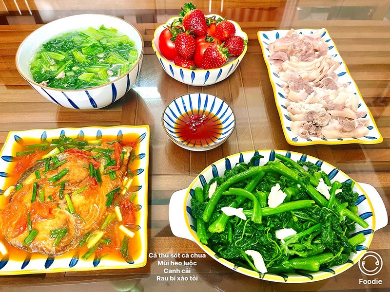 Bữa ăn này hấp dẫn với: Cá thu sốt cà chua, mũi heo luộc, canh cải thịt băm, rau bí xào tỏi.
