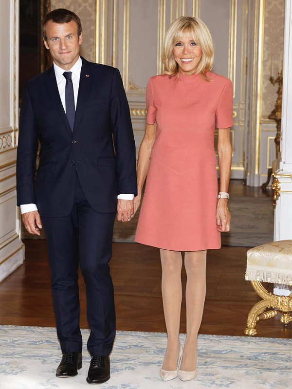 Đầm có thiết kế dáng ngắn và giày cao gót chính là bí quyết để bà bà Brigitte Macron hack dáng, giữ vẻ ngoài tươi trẻ.