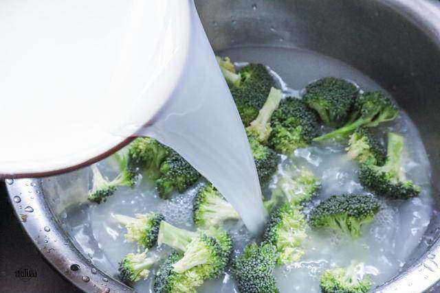 Luộc súp lơ xanh bao nhiêu phút là chín mà vẫn giữ được màu xanh, độ giòn?