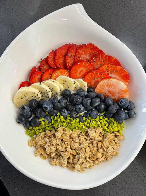 Bên cạnh các loại salad healthy, người đẹp cũng thường xuyên bổ sung bằng các loại trái cây giàu dinh dưỡng.