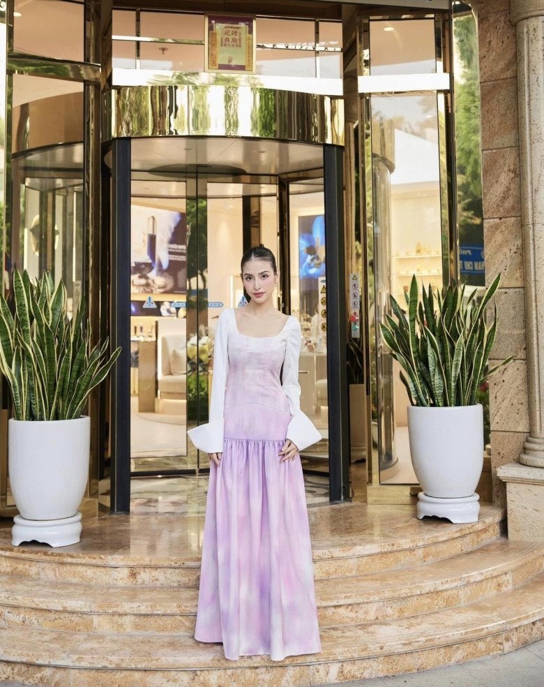 Trên trang cá nhân, người đẹp sinh năm 1987 cũng thường xuyên chia sẻ những khoảnh khắc đời thường của bản thân. Và lúc nào cũng trong trạng thái lung linh.