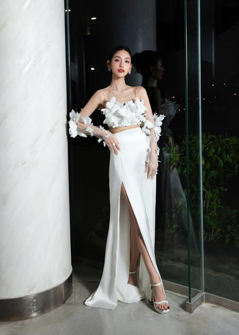 Đặc biệt là vóc dáng mỏng manh của người đẹp. Rất nhiều bình luận khen ngợi chiếc eo thần thánh cùng cặp xương quai xanh đáng mơ ước, không phải Hoa hậu hay mỹ nhân Vbiz nào cũng may mắn sở hữu.