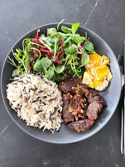 Cô thay thế gạo lứt thay vì ăn cơm trắng cho chế độ ăn uống eat clean. Chị em có thể tham khảo những món ăn giảm cân giữ dáng từ cựu người mẫu kiêm diễn viên Mai Hồ để giữ được vóc dáng và thần thái ấn tượng.
