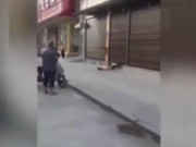 Clip Eva - Clip: Đi ăn trộm xe máy, người đàn ông nhận ngay cái kết có 1-0-2