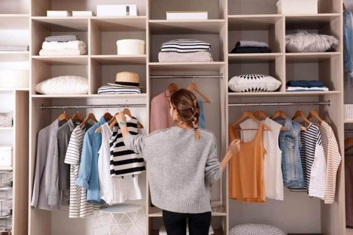 Tủ đứng để treo những món đồ dễ bị nhăn hay mất form. Còn hộp đựng nhỏ để đựng những món đồ nhỏ như đồ lót, vớ,...