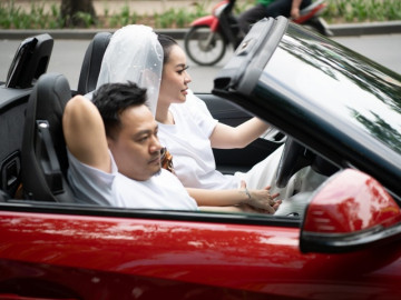 Vũ Hạnh Nguyên đội rế cô dâu, diện đồ thể thao, lái xe mui trần chở Nguyễn Đức Cường về dinh