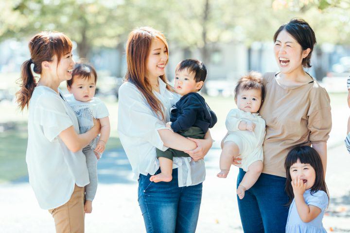 Các bà mẹ ở những thế hệ khác nhau sẽ có quan điểm nuôi dạy con cái khác nhau (Ảnh minh hoạ).