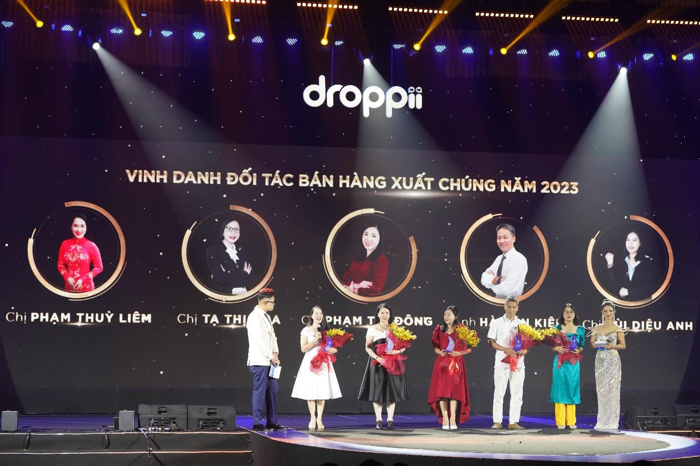 Droppii còn vinh danh các “Đối tác bán hàng xuất chúng” thỏa được các tiêu chí về doanh thu, sự sáng tạo trong việc lập ra những chiến lược bán hàng thông minh và trở thành những người đứng đầu về doanh số trong cộng đồng Droppii