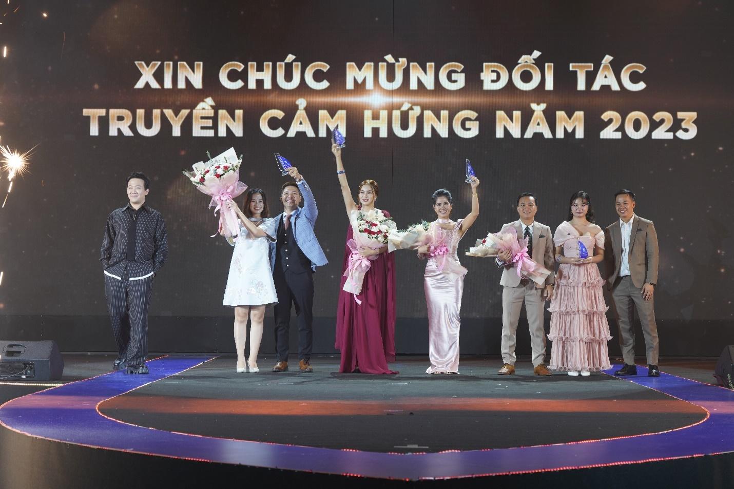 Nghệ sĩ Trấn Thành cùng ông Trần Thiên Ấn vinh danh các đối tác truyền cảm hứng của năm 2023, bao gồm: Lê Huỳnh Trọng Nguyễn, Đỗ Thị Thảo Nhi, Trần Thị Mai Hậu, Nguyễn Hoàng Quốc Vũ, Đào Vũ Hoài Thanh và Lê Thị Sự.