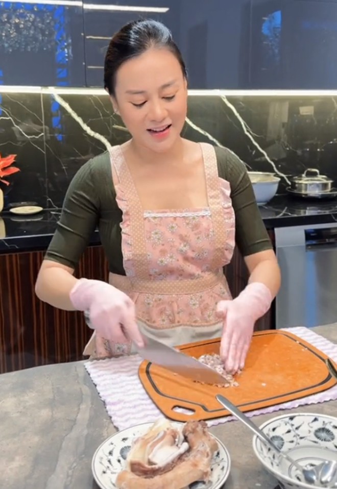 Được hỏi có đi học nấu ăn không mà nấu giỏi quá, bà bầu Phương Oanh cho biết: Chị có qua 1 lớp duy nhất từ mẹ chị thôi. Hihi. Giờ thỉnh thoảng muốn nâng cao thì mời chef về hướng dẫn cho biết thêm nè! Cơ bản là thích, là mê ăn uống thôi em ạ, chứ cũng không giỏi giang gì cả.