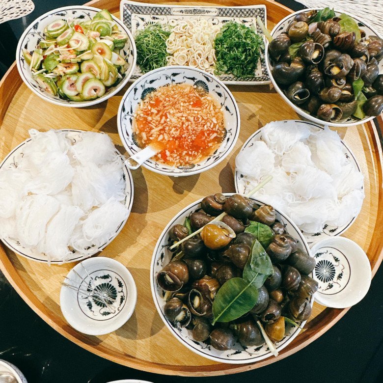 Trước đây, khi được Phương Oanh mời đến nhà ăn trưa dịp cuối tuần, Hoa hậu Ngọc Hân đã mê mẩn chụp lại và phải trầm trồ vì mâm ốc luộc được bạn mình chuẩn bị.