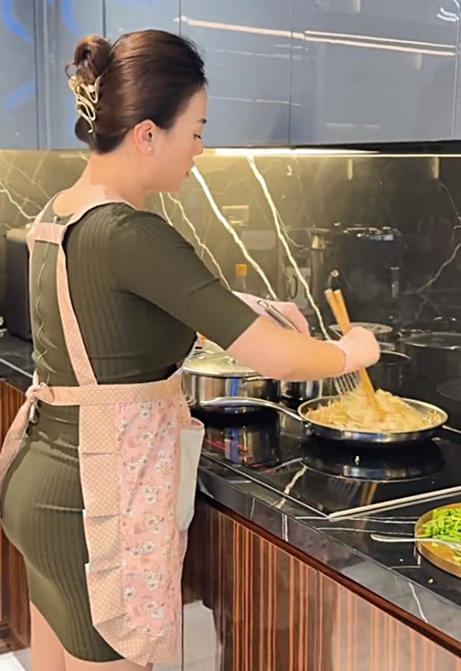 Cô nói: Công nhận là mỗi lần vào bếp cũng hơi mệt thật nhưng thấy người thân yêu của mình lúc nào cũng ngon miệng là động lực cứ phải gọi là hừng hực luôn ấy mọi người!