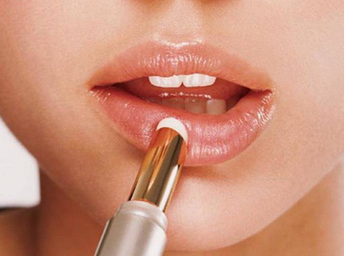 Son dưỡng môi được xem là vật bất ly thân của mọi phái đẹp thời hiện đại.